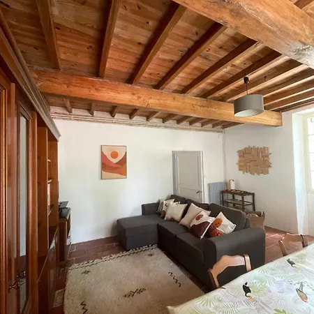 Au Calme Dans Un Bois De Chene