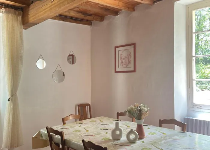 Au Calme Dans Un Bois De Chene