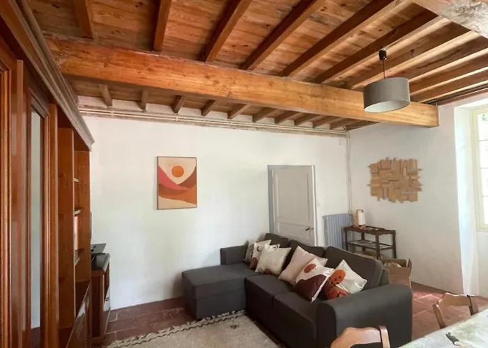 Au Calme Dans Un Bois De Chene